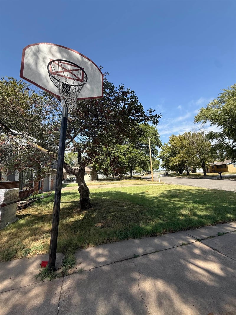 971 N Country Acres, Wichita, KS 67212