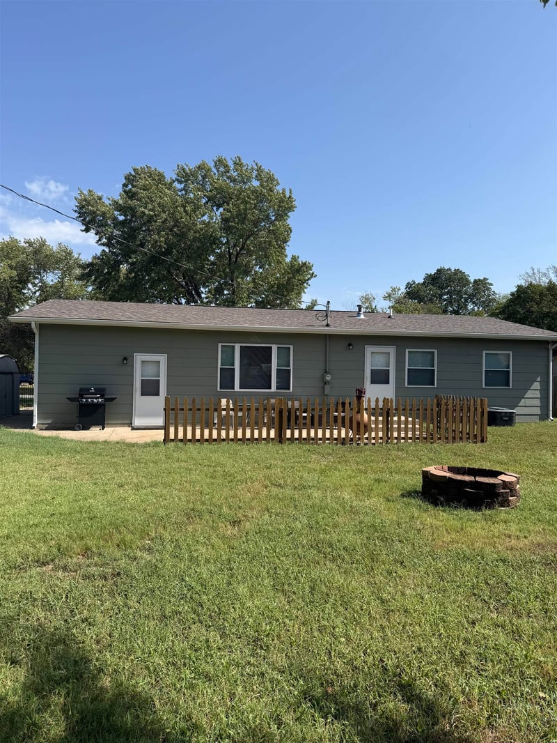971 N Country Acres, Wichita, KS 67212