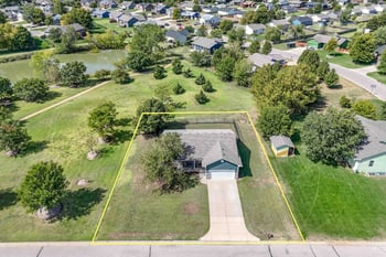 1101 N Parkway Dr, Valley Center, KS 67147