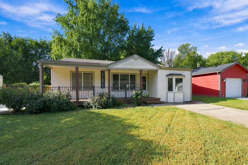 221 E Waggoner Ln, Haysville, KS 67060