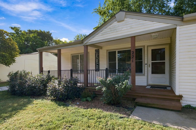 221 E Waggoner Ln, Haysville, KS 67060