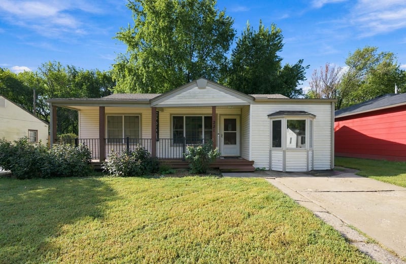 221 E Waggoner Ln, Haysville, KS 67060