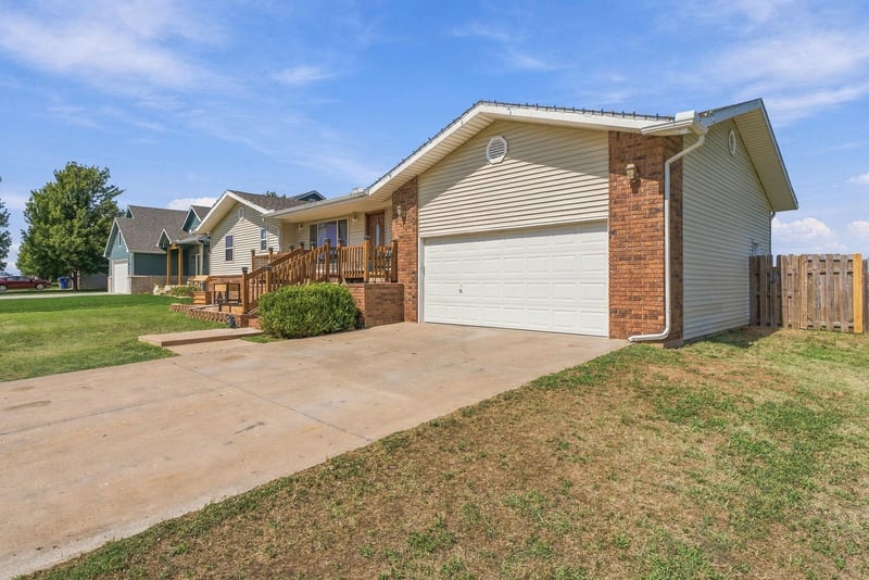 806 W Goldie St, Conway Springs, KS 67031