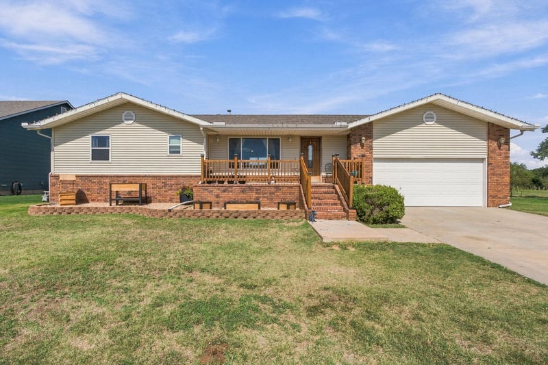 806 W Goldie St, Conway Springs, KS 67031