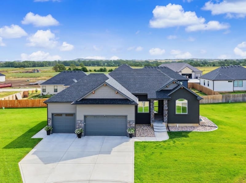 2606 Dunnwood Ln, Salina, KS 67401