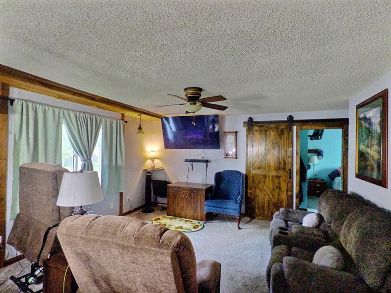 920 Cherry Hills Dr, Newton, KS 67114