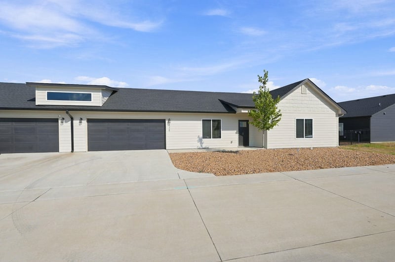478 E Harper St, Valley Center, KS 67147-8948