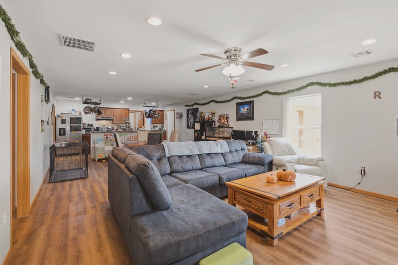 202 E 3rd St, Hillsboro, KS 67063-1103