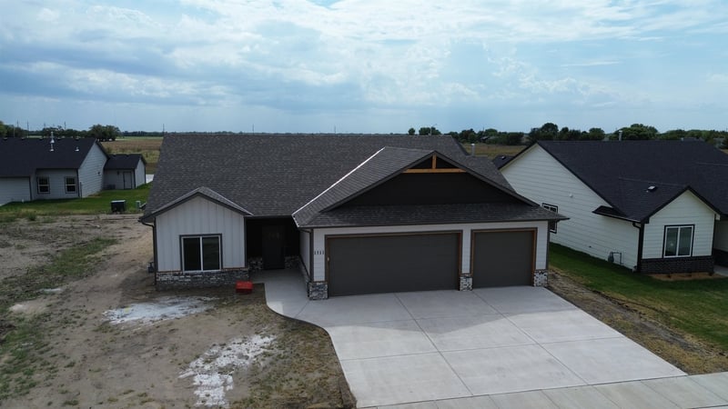 1511 E Midway Ct, Valley Center, KS 67147