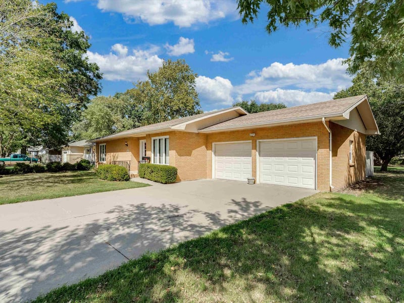 1120 E 8th, Newton, KS 67114