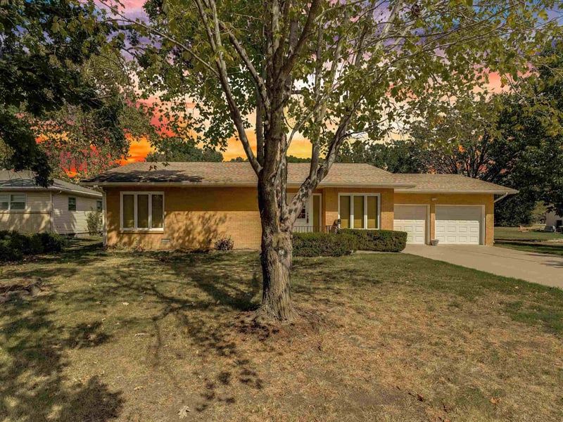 1120 E 8th, Newton, KS 67114