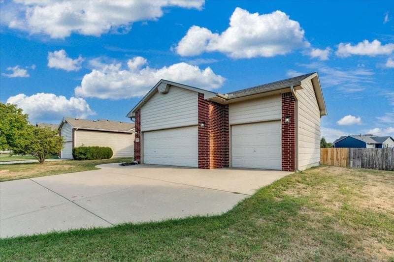 2407 E Kite St, Wichita, KS 67219