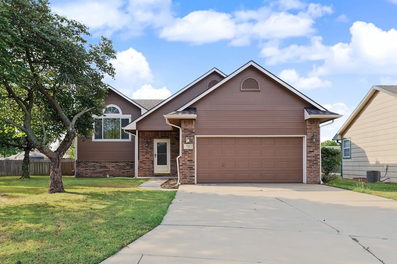 712 E Lakewood, Augusta, KS 67010