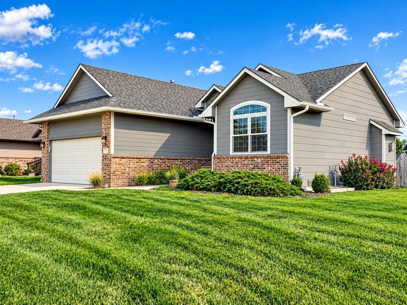 2 Ember Way Cir, Hesston, KS 67062