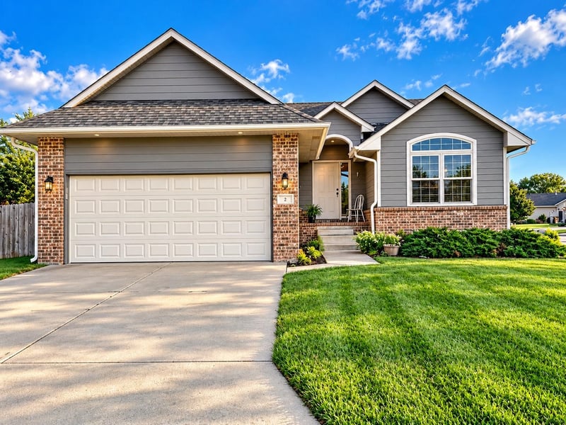 2 Ember Way Cir, Hesston, KS 67062
