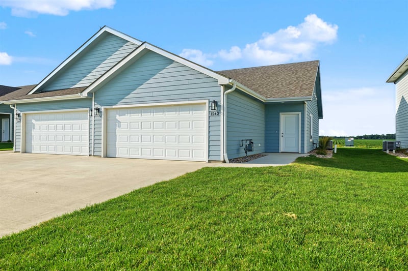 1242 Steve Hawley Ln, Salina, KS 67401