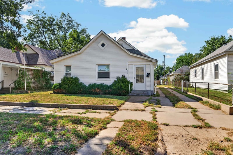 319 E 8th Ave, Hutchinson, KS 67501