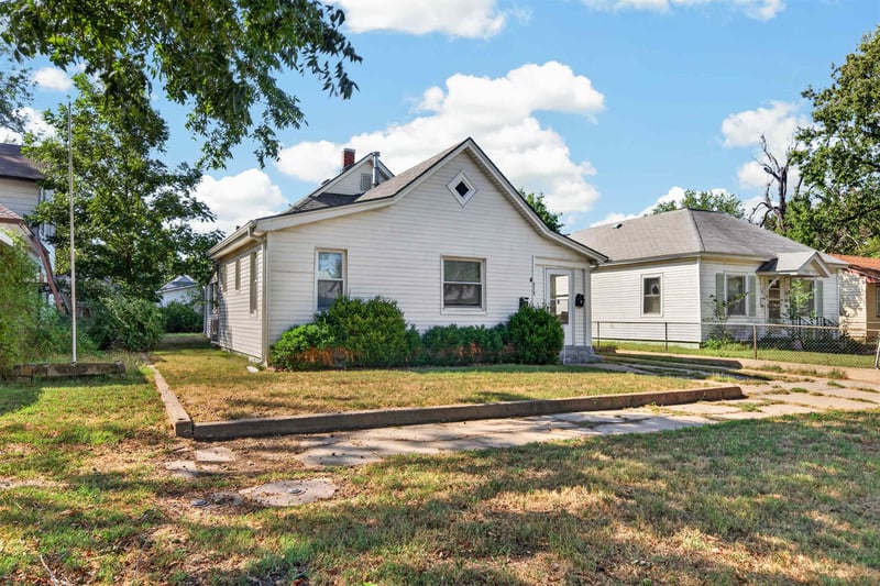 319 E 8th Ave, Hutchinson, KS 67501
