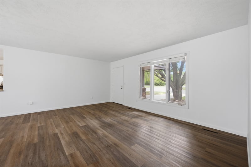 5601 E 39th St N, Bel Aire, KS 67220-1963