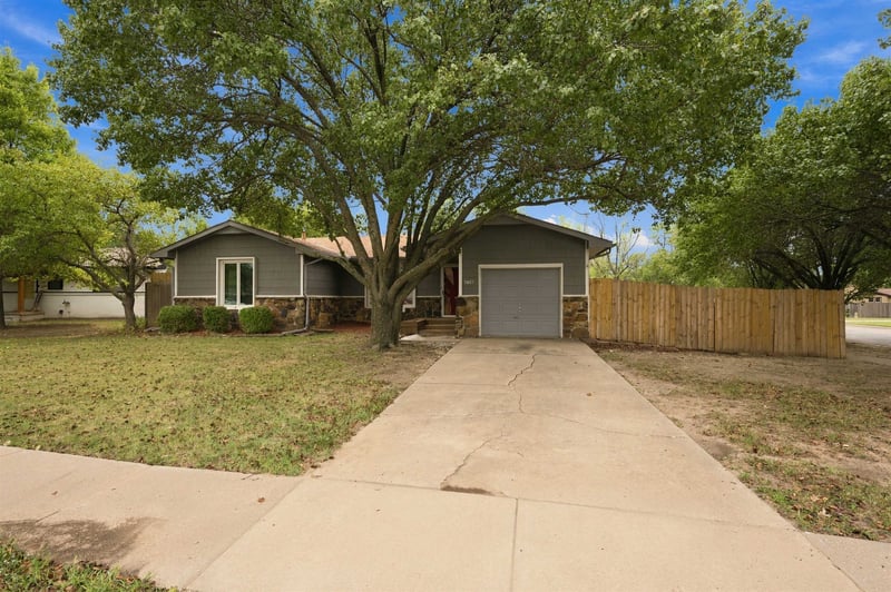 5601 E 39th St N, Bel Aire, KS 67220-1963