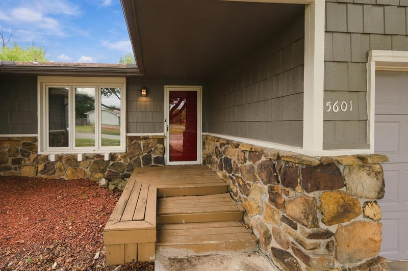 5601 E 39th St N, Bel Aire, KS 67220-1963
