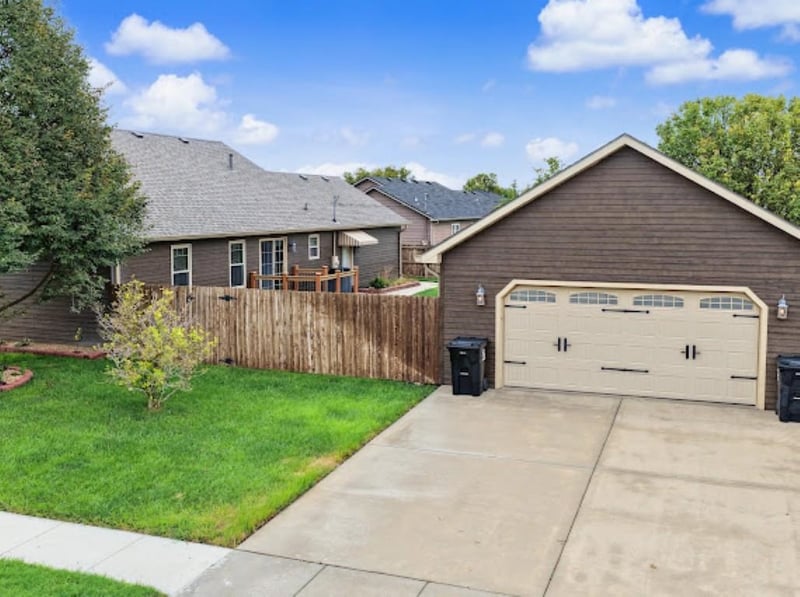 2402 Pinnacle Dr, Salina, KS 67401