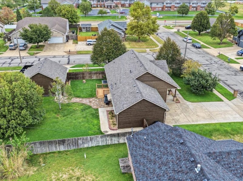 2402 Pinnacle Dr, Salina, KS 67401