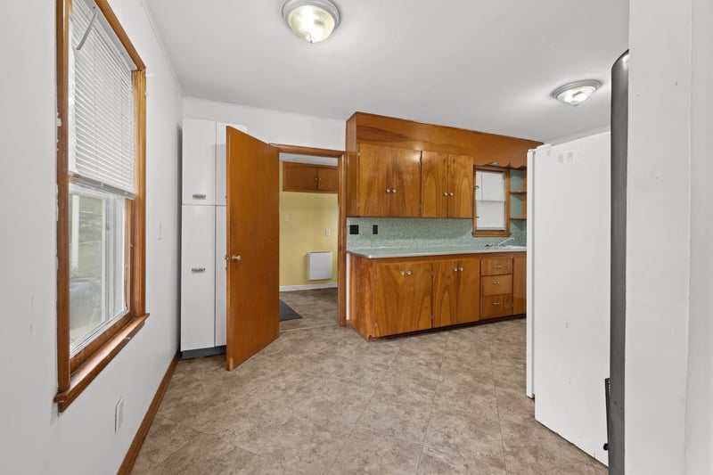 1008 S Summit St, El Dorado Springs, KS 67042-3657