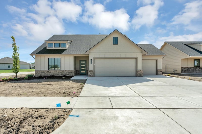 5853 Central Park Ct, Bel Aire, KS 67220