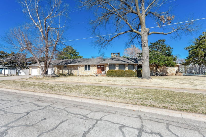 2002 W 31st St N, Wichita, KS 67204