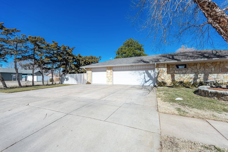 2002 W 31st St N, Wichita, KS 67204