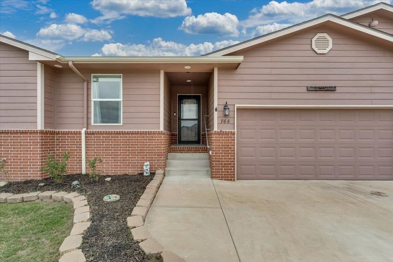 744 N Wakefield, Valley Center, KS 67147