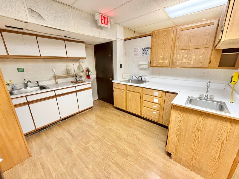 786 N Ridge Rd, Wichita, KS 67212