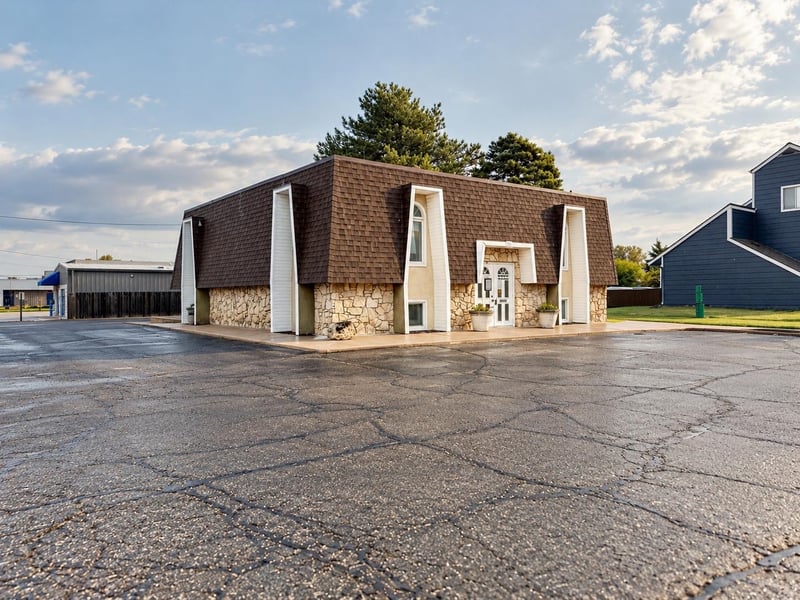 786 N Ridge Rd, Wichita, KS 67212