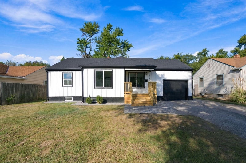 1045 N Ridgewood Dr, Wichita, KS 67208