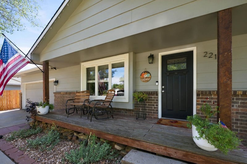 221 E Bradbury St, Rose Hill, KS 67133