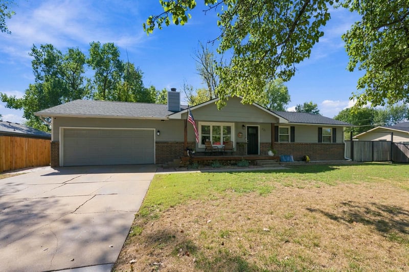 221 E Bradbury St, Rose Hill, KS 67133