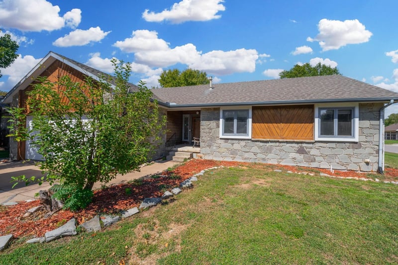 1436 E James St, Derby, KS 67037