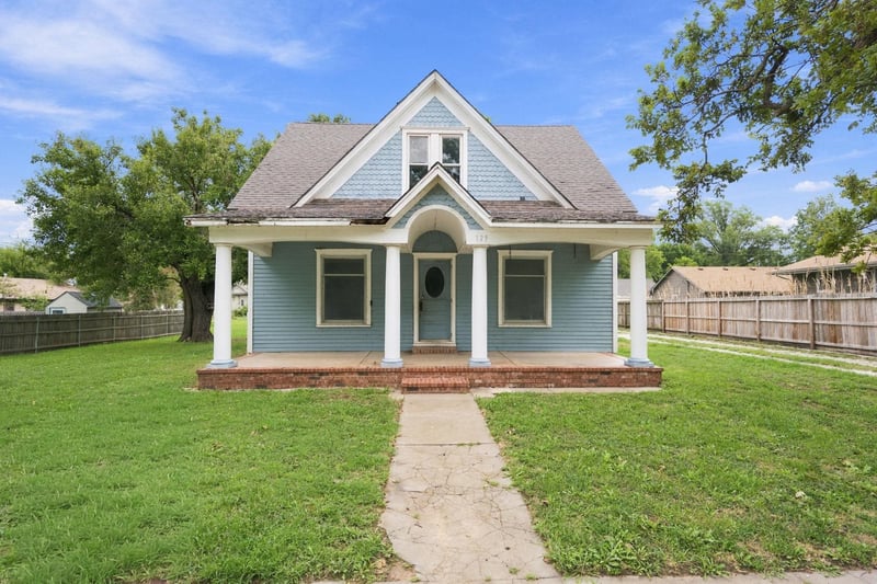 129 S Cranmer St, Conway Springs, KS 67031