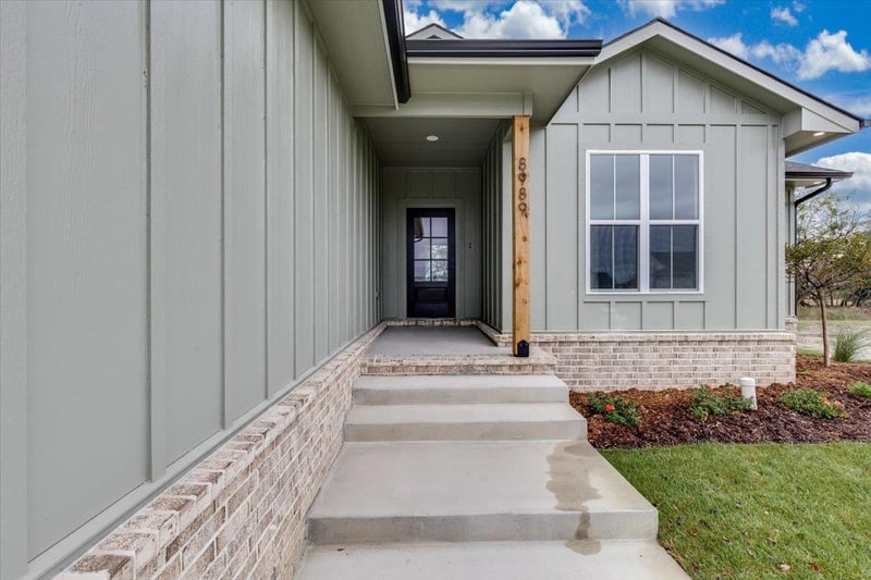 8989 E Bradford St, Wichita, KS 67210