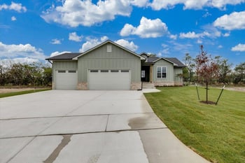 8989 E Bradford St, Wichita, KS 67210