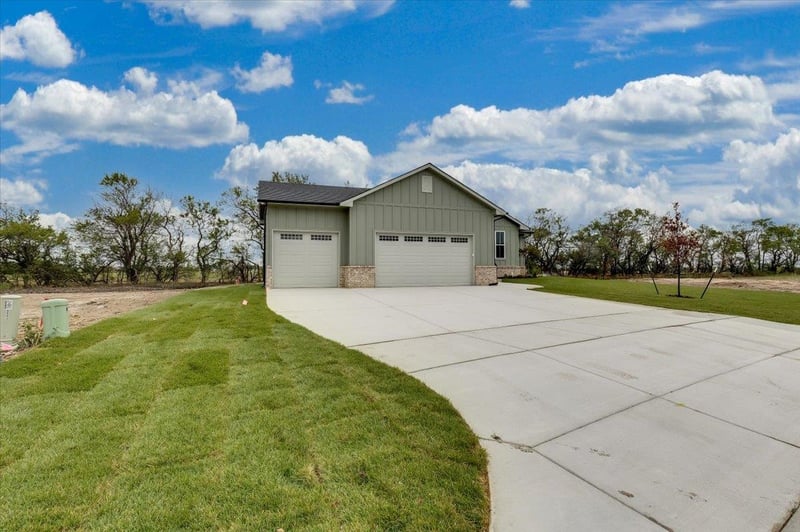 8989 E Bradford St, Wichita, KS 67210