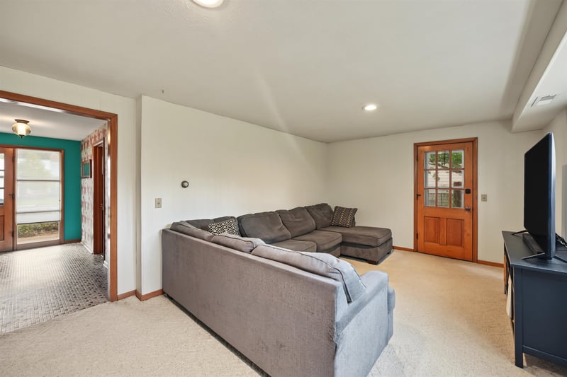 2076 Raymond Ave, Salina, KS 67401