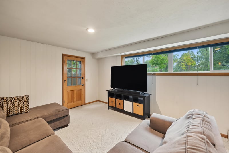 2076 Raymond Ave, Salina, KS 67401