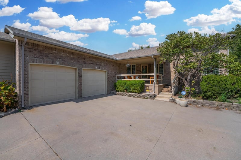 636 E Main St, Valley Center, KS 67147