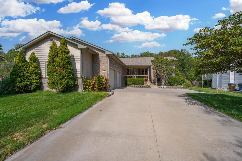 636 E Main St, Valley Center, KS 67147