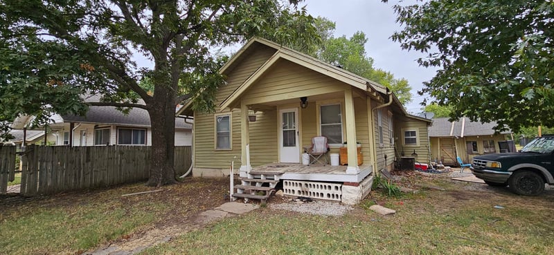 820 E 3rd Ave, Winfield, KS 67156
