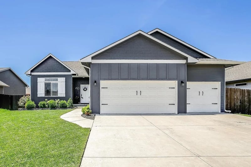 911 N Trail Drive Cir, Mulvane, KS 67110