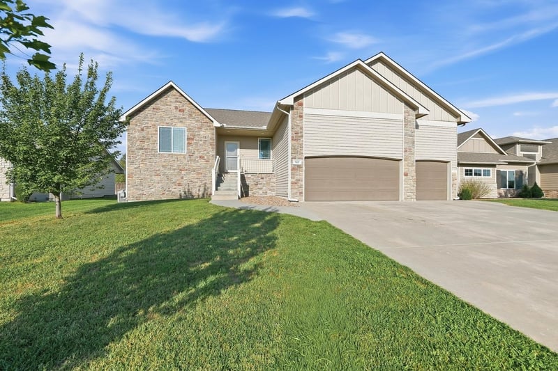 965 N Cedar Brook Cir, Mulvane, KS 67110