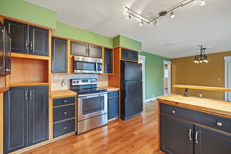 2424 Drake Pl, Salina, KS 67401